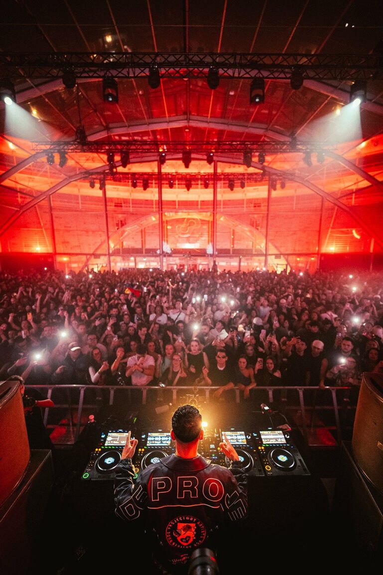 Cabina de Kybba en plena sesión con el público de fondo