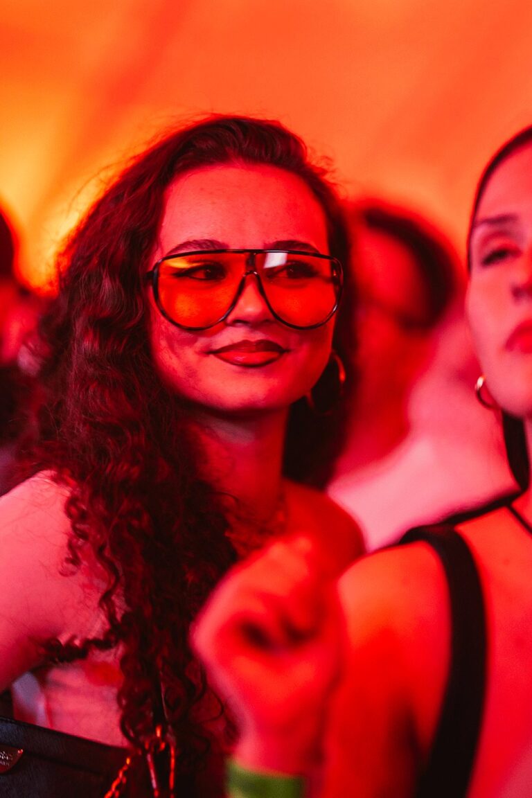 Chica del público con gafas amarillas