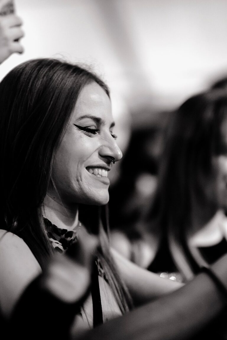 Chica del público disfrutando de la sesión del DJ Kybba