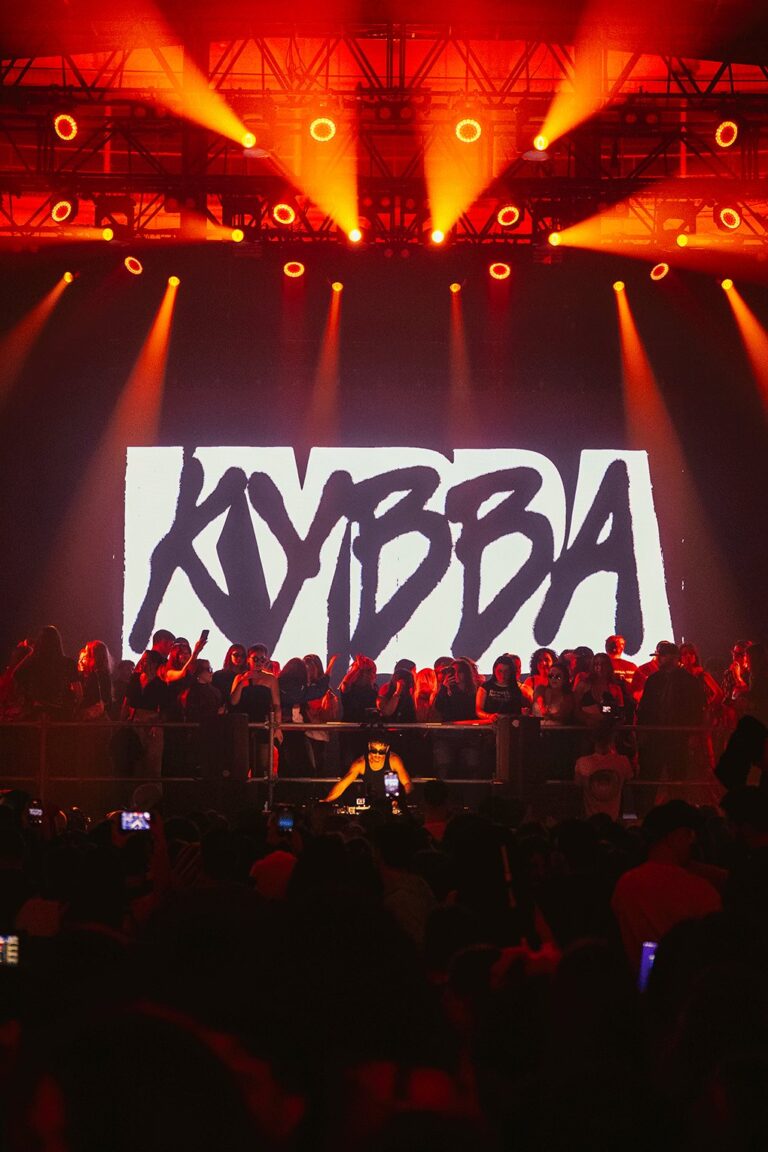 Escenario de Live Las Ventas con la palabra Kybba escrito sobre un fondo blanco