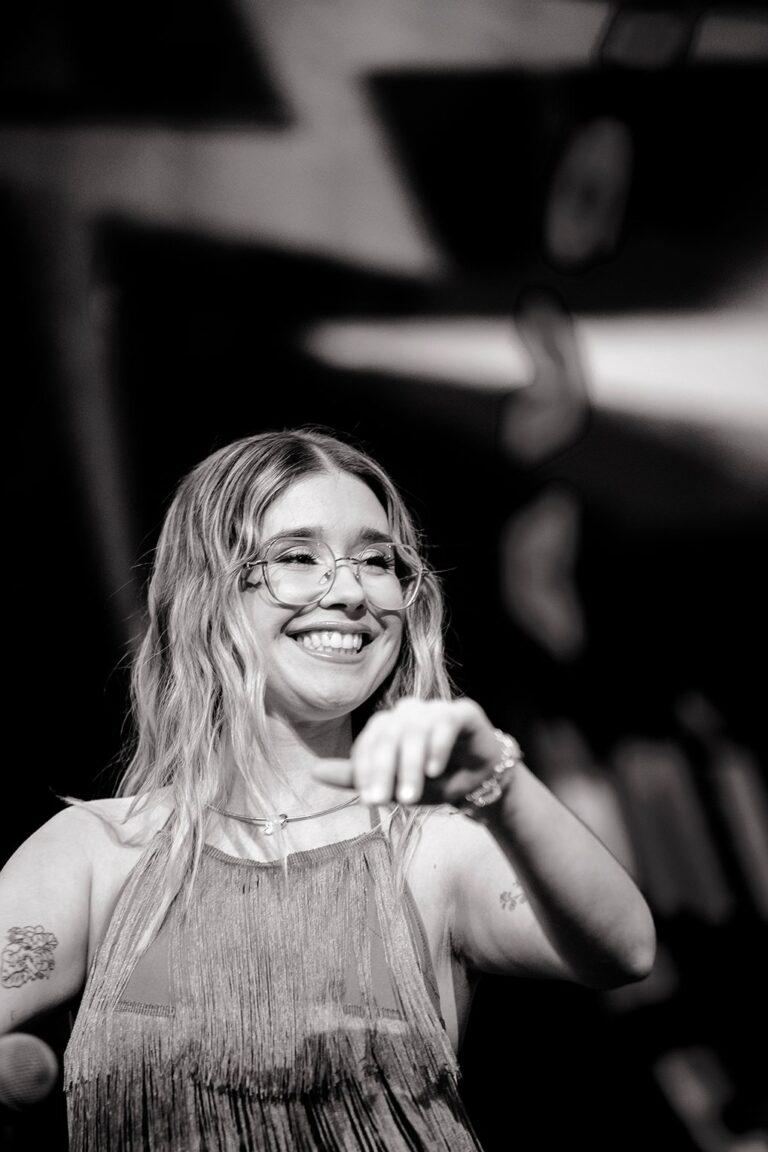 Raquel González sonriendo sobre el escenario