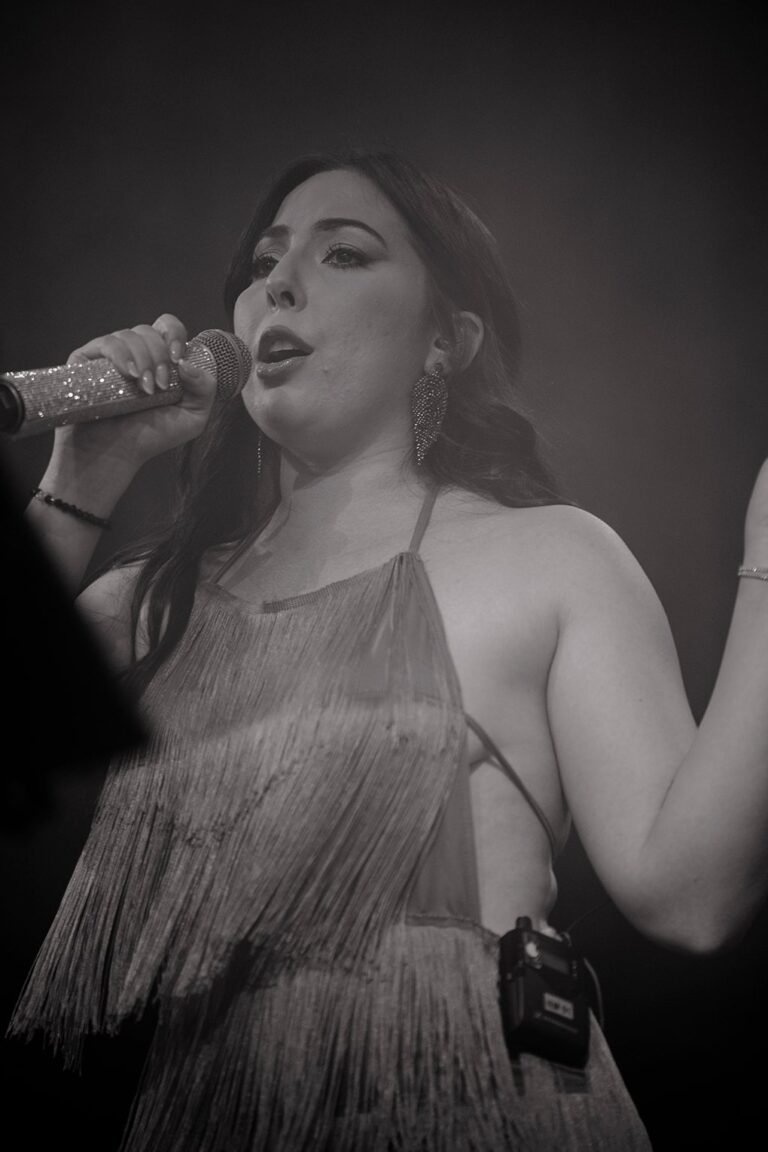 Imagen en blanco y negro de Mayte Cabrera, una de las cantantes de Nueva Línea