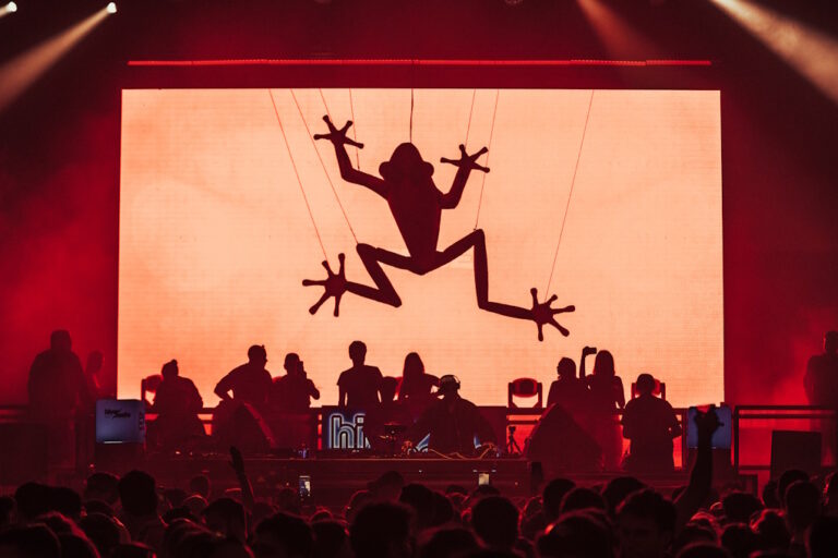 Escenario de Live Las Ventas en el evento de Hivernacle Tribe con una imagen proyectada de una largatija