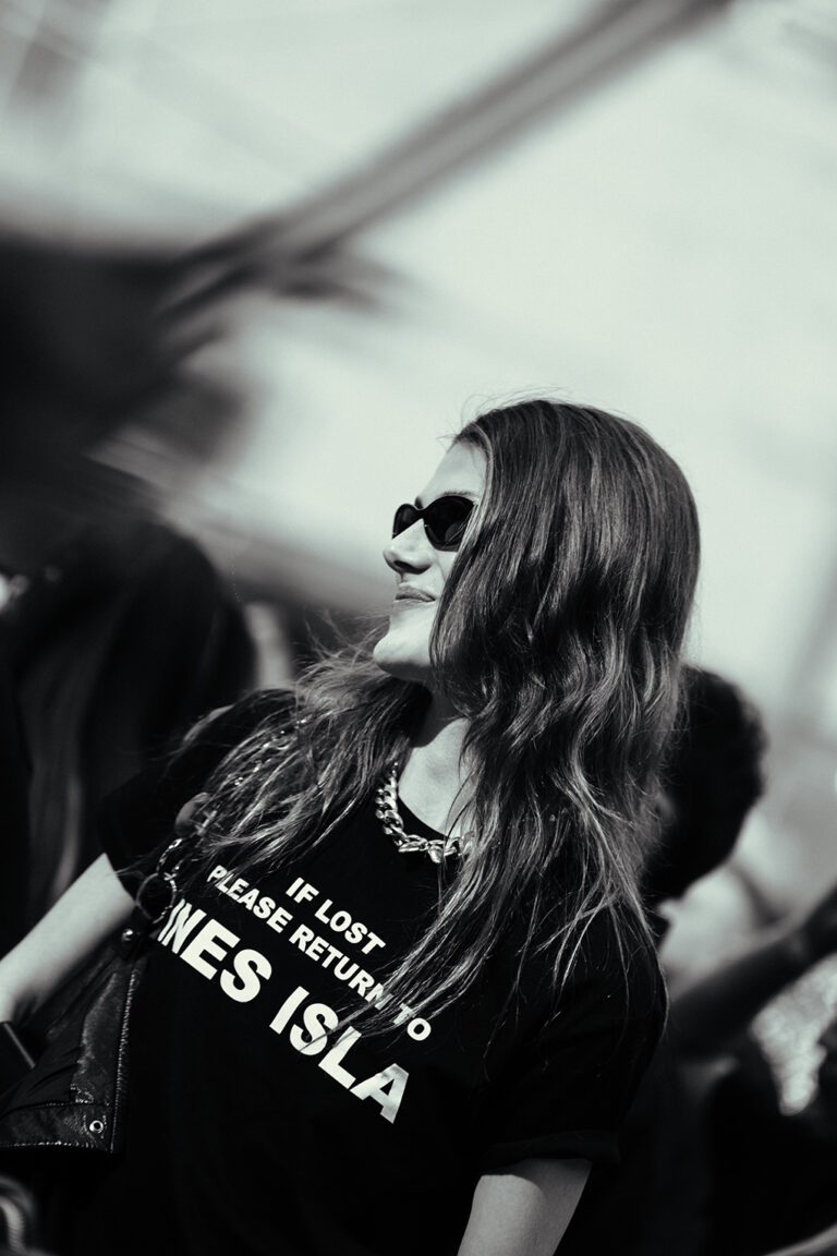 Chica del público con una camiseta de Inés Isla