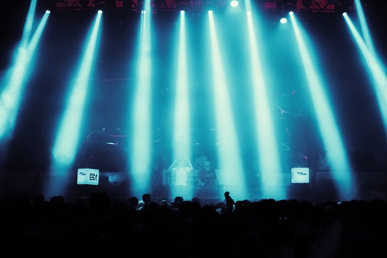 Escenario iluminado en azul en el evento de Hivernacle Tribe