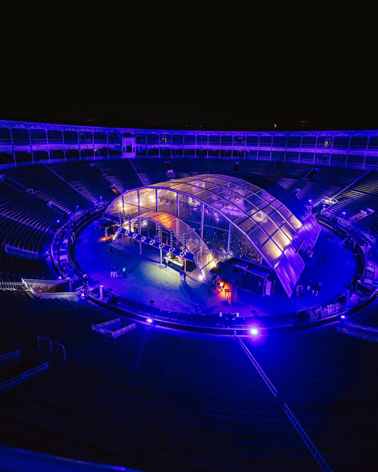 Carpa de Live Las Ventas iluminada en el concierto de Malú