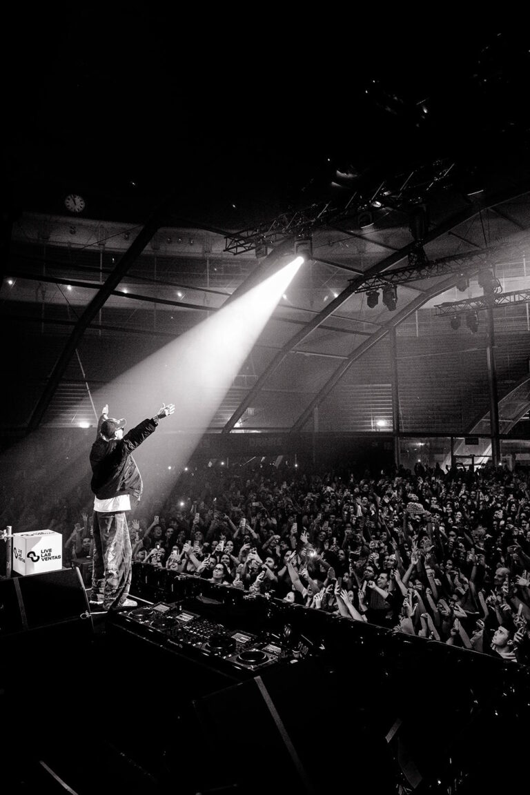 Imagen en blanco y negro del escenario y el público en el concierto de Robin Schulz