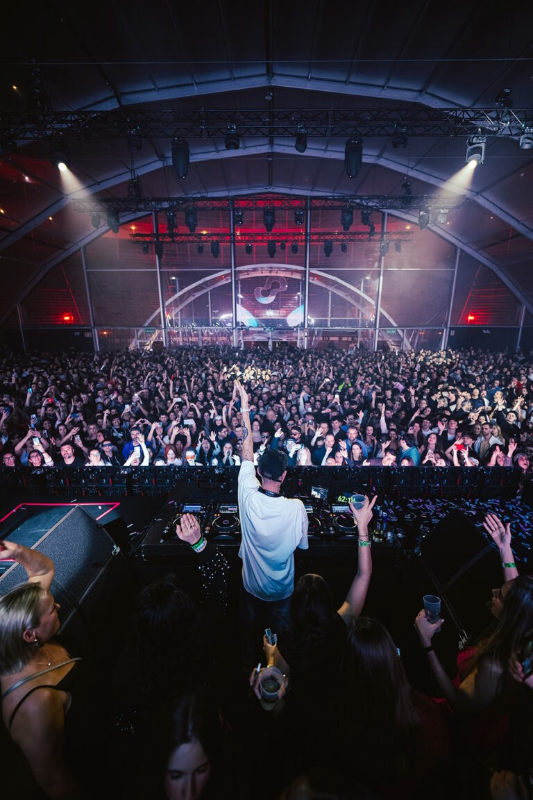 Robin Schultz con gente del público subida al escenario mirando al público